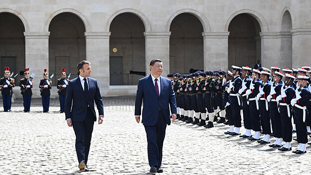 Chinas Machthaber Xi besucht Frankreichs Präsidenten Macron